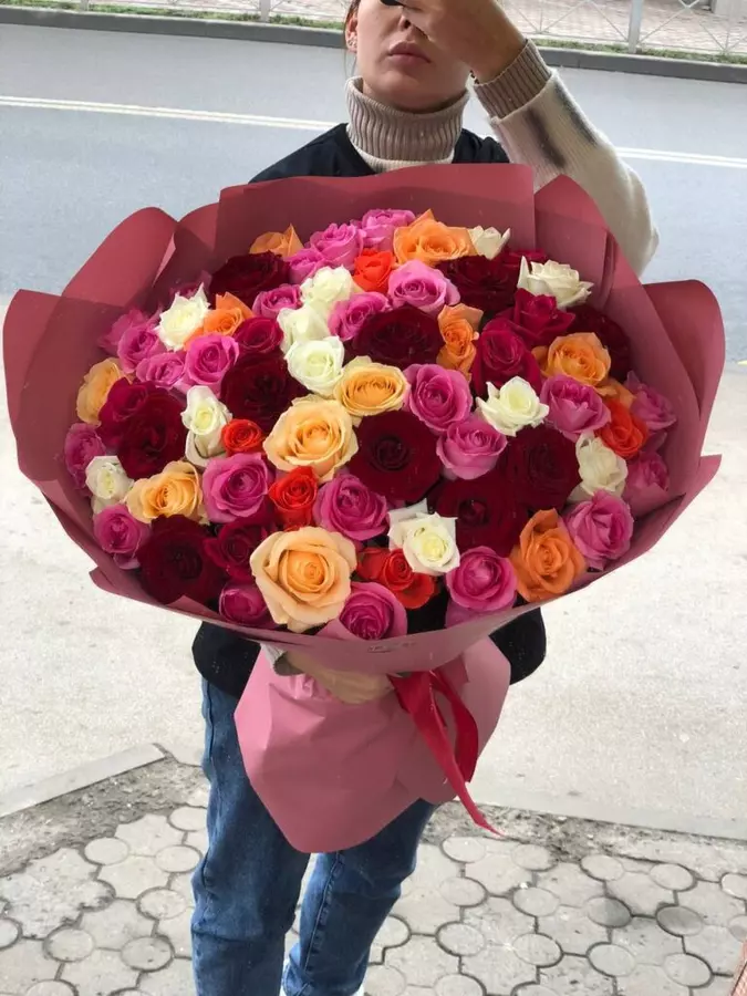 Моно букет из 71 Крымской розы фото