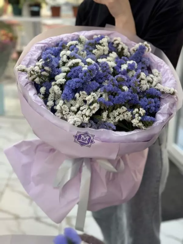 Круглый букет из бело-синей статицы фото